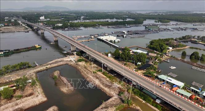 Cầu Gò Găng bắc qua sông Dinh trên tuyến đường của tdự án nâng cấp mở rộng đường ven biển. Ảnh: Vũ Sinh – TTXVN