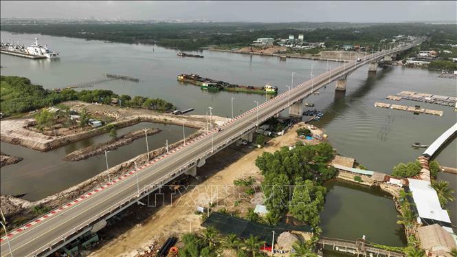 Cầu Gò Găng bắc qua sông Dinh trên tuyến đường của dự án nâng cấp mở rộng đường ven biển. Ảnh: Vũ Sinh – TTXVN