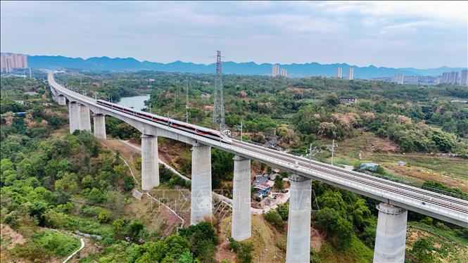 Trung Quốc hiện có mạng lưới đường sắt cao tốc dài nhất thế giới. Ảnh: TTXVN phát