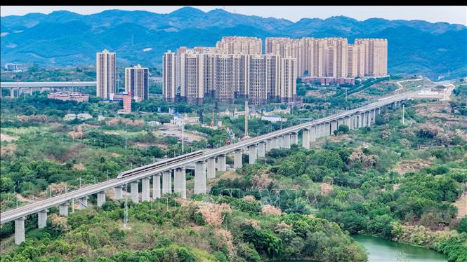 Trung Quốc hiện có mạng lưới đường sắt cao tốc dài nhất thế giới. Ảnh: TTXVN phát