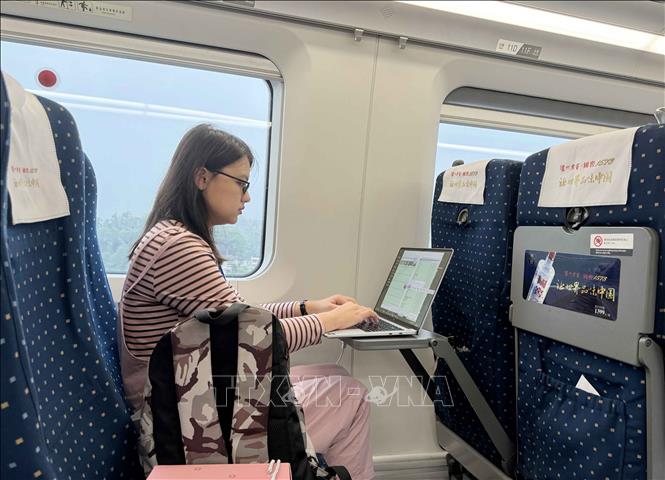 Hành khách có thể xem phim, làm việc trên tàu cao tốc với vận tốc chạy 350 km/h. Ảnh: Công Tuyên-PV TTXVN tại Trung Quốc