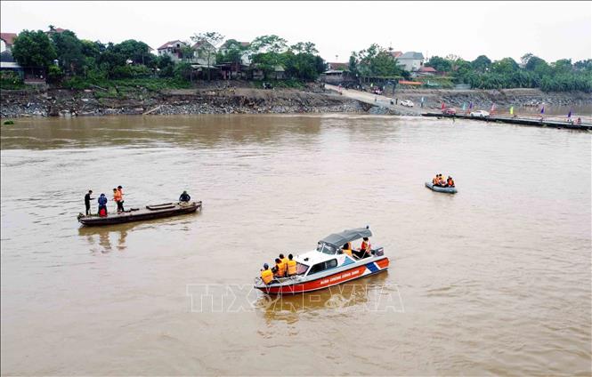 Lực lượng đặc công “người nhái” quần thảo khu vực cầu Phong Châu bị sập nhằm rà soát, tìm kiếm người mất tích, Ảnh: Tạ Toàn – TTXVN