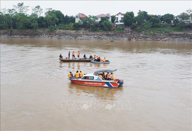 Các lực lượng chức năng thực hiện nhiệm vụ tìm kiếm người mất tích. Ảnh: Tạ Toàn – TTXVN