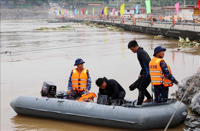 Lữ đoàn Đặc công 126 huy động 12 người nhái tinh nhuệ tiến hành lặn, rà soát tổng quan từ chân cầu Phong Châu, bán kính rộng 10km, các khu vực nước xoáy, luồng chảy. Ảnh: Tạ Toàn – TTXVN