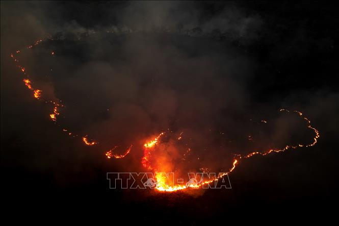 Khói lửa bốc lên từ đám cháy rừng tại Goias, Brazil. Ảnh: THX/TTXVN