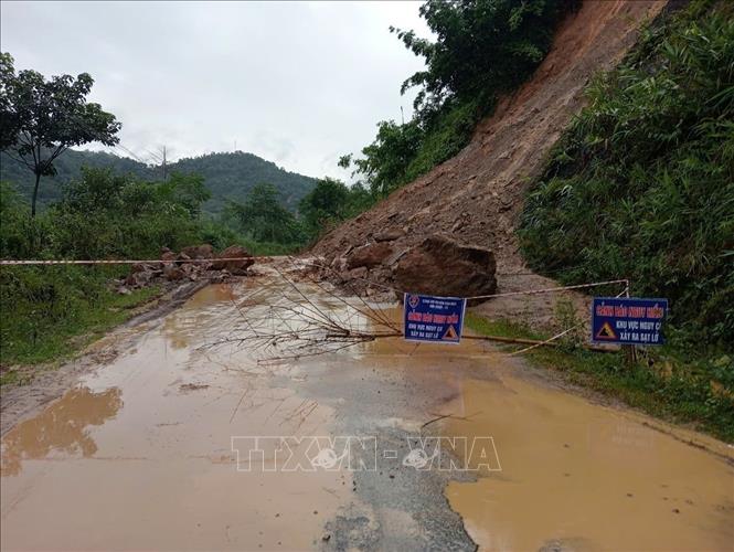 Xuất hiện nhiều điểm sạt lở tại tuyến đường từ xã Chiềng Ken đi Nậm Tha, huyện Văn Bàn, tỉnh Lào Cai. Ảnh: Hương Thu-TTXVN