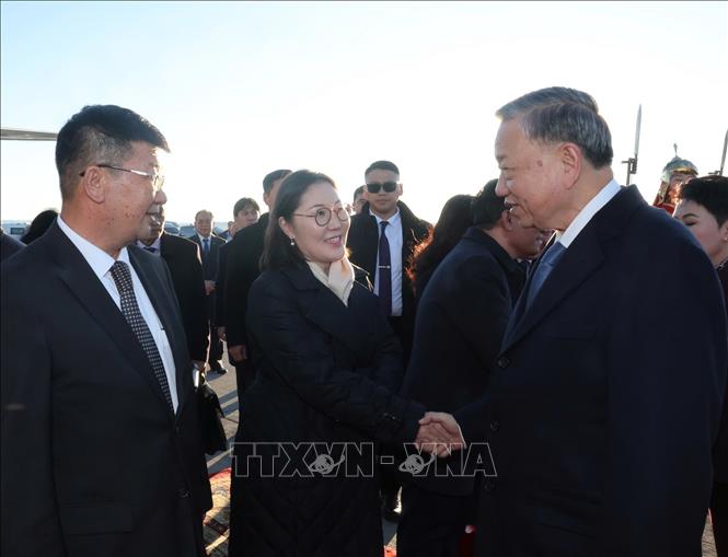 Các quan chức Mông Cổ tiễn Tổng Bí thư, Chủ tịch nước Tô Lâm tại sân bay Thành Cát Tư Hãn, thủ đô Ulan Bator. Ảnh: Trí Dũng – TTXVN