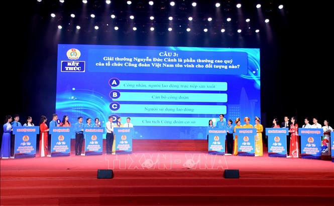 Các đội thi tham gia trả lời câu hỏi. Ảnh: Nguyễn Cúc-TTXVN