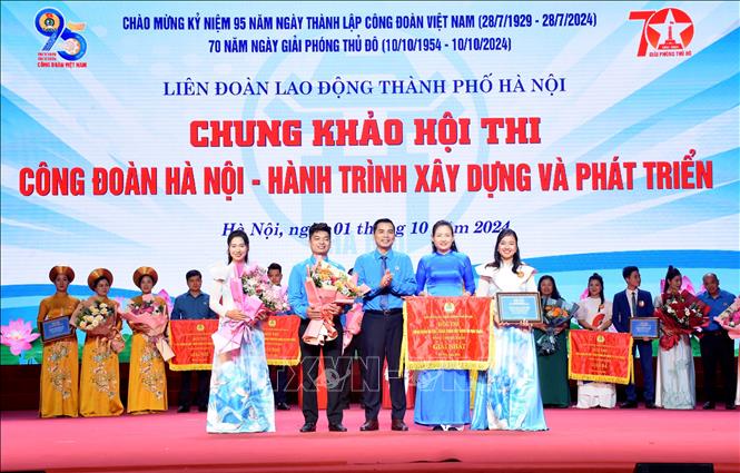 Ban tổ chức trao giải Nhất cho đội thi Liên đoàn Lao động huyện Thanh Oai. Ảnh: Nguyễn Cúc-TTXVN