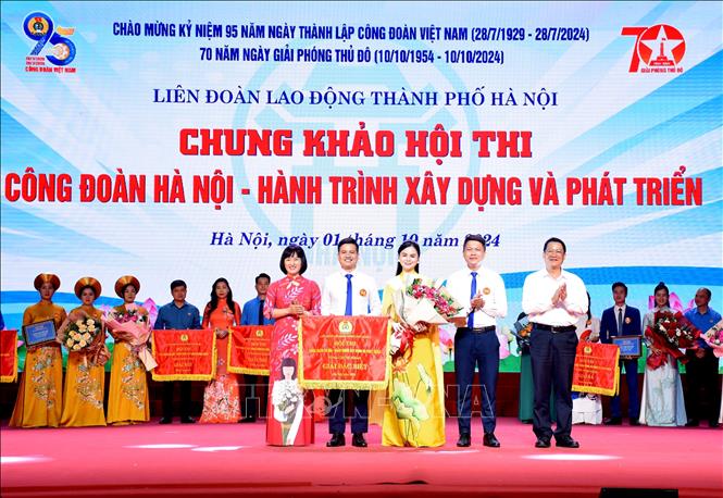 Ban tổ chức trao giải Đặc biệt cho đội thi Liên đoàn Lao động quận Tây Hồ. Ảnh: Nguyễn Cúc-TTXVN