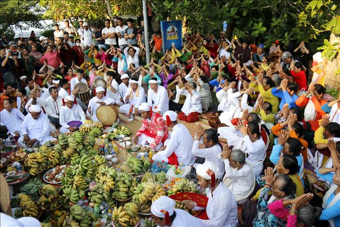 Nghi lễ cúng Cầu An tại tháp chính Pô Sah Inư, thành phố Phan Thiết. Ảnh: Nguyễn Thanh - TTXVN