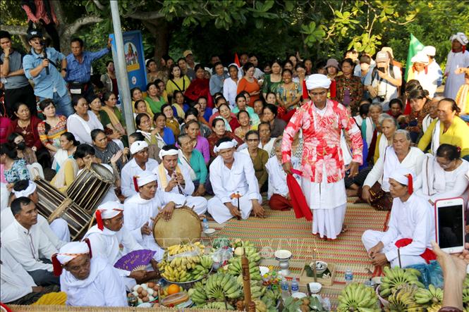 Nghi lễ cúng cầu an tại tháp chính Pô Sah Inư, thành phố Phan Thiết tại Lễ hội Katê 2024. Ảnh: Nguyễn Thanh - TTXVN