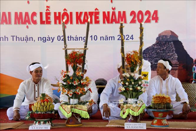 Đồng bào Chăm thi trang trí lễ vật trên Thônla và Cổ bồng để dâng tế Nữ thần Pô Sah Inư. Ảnh: Nguyễn Thanh - TTXVN