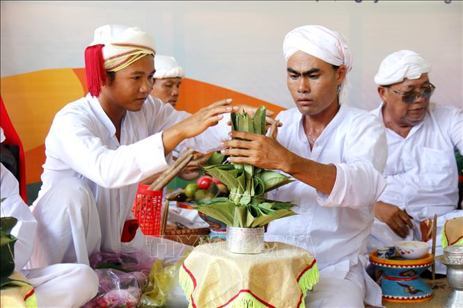 Đồng bào Chăm thi trang trí lễ vật trên Thônla và Cổ bồng để dâng tế Nữ thần Pô Sah Inư. Ảnh: Nguyễn Thanh - TTXVN