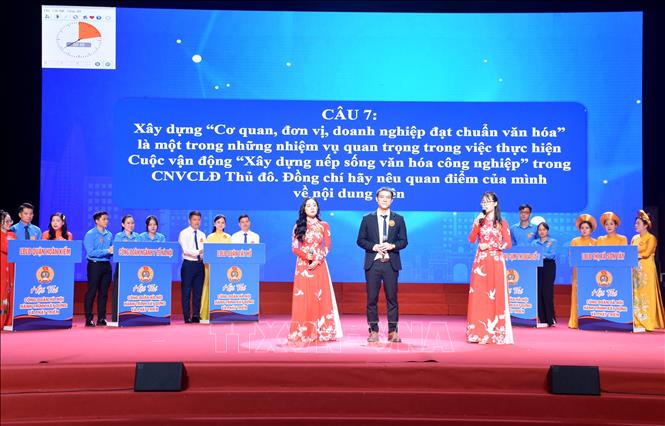 Các đội thi tham gia trả lời câu hỏi. Ảnh: Nguyễn Cúc-TTXVN