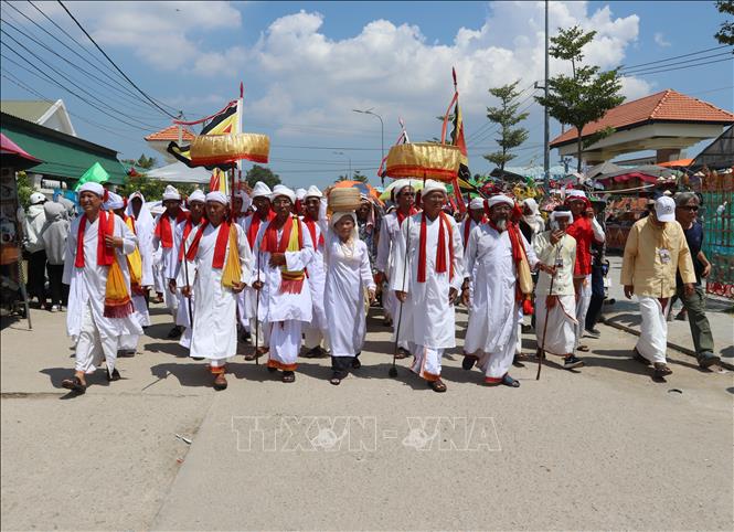A genie's costume procession, one of the activities and rituals at the festival. VNA Photo: Nguyễn Thành