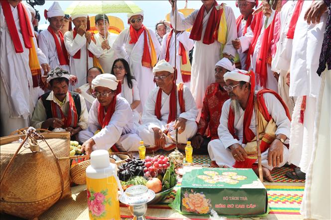 A ritual to prepare for the genie's costume procession. VNA Photo: Nguyễn Thành