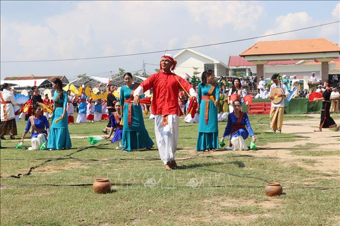 A dance performance at the festival. The event, which lasts until October 3, will have rituals such as the genie's costume procession, the opening of tower gates, and genie statue bathing. VNA Photo: Nguyễn Thành