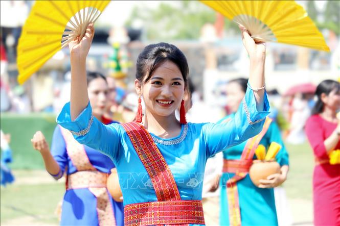 A Cham woman dances at the festival. VNA Photo: Nguyễn Thành
