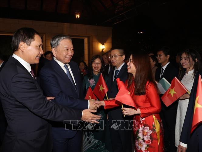 Cán bộ, nhân viên Đại sứ quán và sinh viên Việt Nam đón Tổng Bí thư, Chủ tịch nước Tô Lâm. Ảnh: Trí Dũng – TTXVN