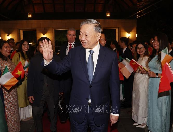 Cán bộ, nhân viên Đại sứ quán và sinh viên Việt Nam đón Tổng Bí thư, Chủ tịch nước Tô Lâm. Ảnh: Trí Dũng – TTXVN