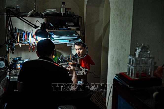 Nghệ nhân Quách Phan Tuấn Anh (một trong 2 nghệ nhân còn lại của làng) vẫn ngày ngày giữ lửa nghề. Ảnh: Phạm Tuấn Anh - TTXVN