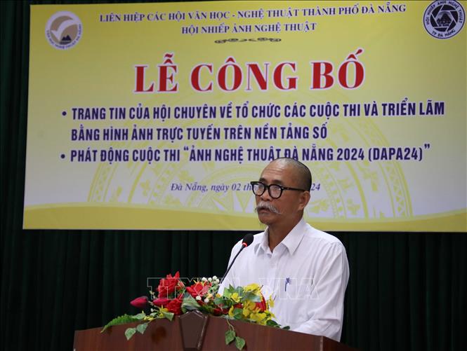 Nghệ sĩ nhiếp ảnh Thân Nguyên, Chủ tịch Hội Nhiếp ảnh Nghệ thuật Đà Nẵng, công bố về Trang tin của Hội. Ảnh: Trần Lê Lâm - TTXVN 
