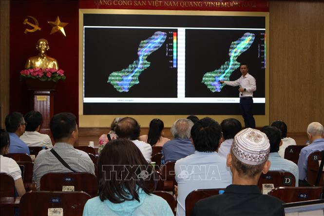 Phó Giáo sư, Tiến sỹ Nguyễn Châu Lân, Phó trưởng Bộ môn địa kỹ thuật, Khoa Công trình, Trường Đại học Giao thông Vận tải phân tích nguyên nhân thảm họa Làng Nủ. Ảnh: Diệu Thúy - TTXVN