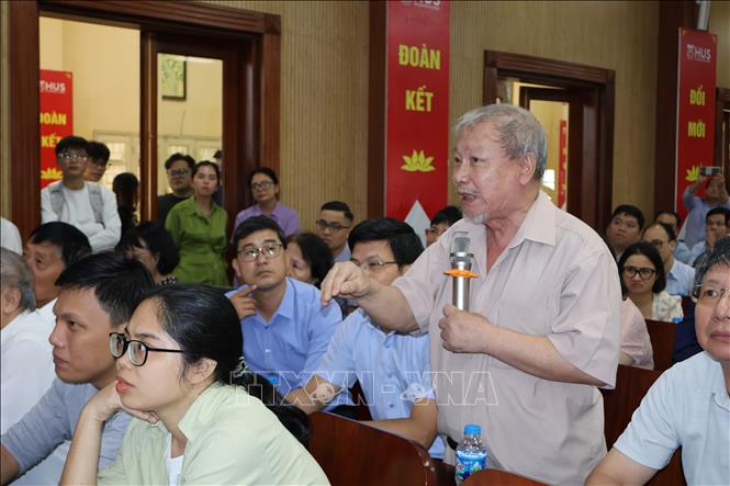 Các chuyên gia địa chất đề xuất các giải pháp phòng tránh sạt lở đất vùng núi. Ảnh: Diệu Thúy - TTXVN