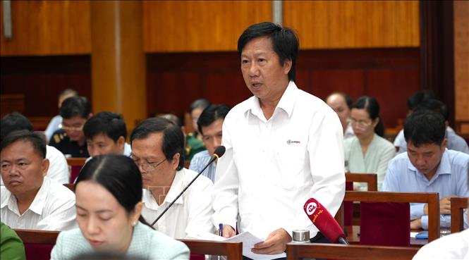 Cử tri Nguyễn Tấn Hùng, Giám đốc Công ty Điện lực Tây Ninh, phát biểu. Ảnh: Minh Phú - TTXVN