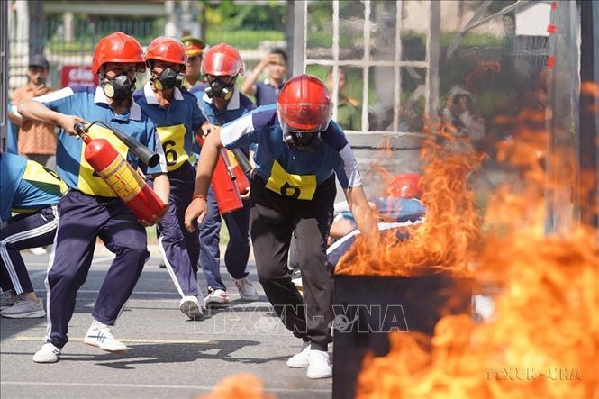 Các Tổ liên gia tranh tài tại Hội thi nghiệp vụ chữa cháy và cứu nạn, cứu hộ “Tổ liên gia an toàn phòng cháy chữa cháy” Thành phố Hồ Chí Minh năm 2024. Ảnh: Thanh Vũ - TTXVN