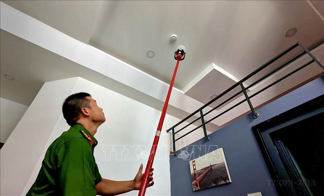 Cảnh sát phòng cháy chữa cháy Thành phố Hồ Chí Minh kiểm tra hệ thống báo cháy của tòa nhà An Thịnh Home. Ảnh: Thành Chung - TTXVN