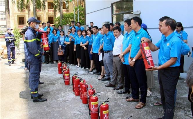 Hướng dẫn nghiệp vụ xử lý tình huống cháy, nổ cho cán bộ, đoàn viên Công đoàn tỉnh Nam Định. Ảnh: Nguyễn Lành - TTXVN