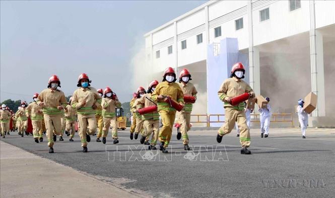 Đội chữa cháy cơ sở của Công ty Honda Việt Nam (Vĩnh Phúc) diễn tập phòng cháy, chữa cháy. Ảnh: Hoàng Hùng- TTXVN