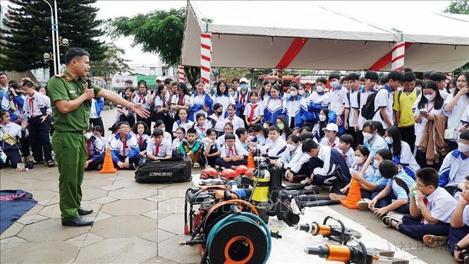Học sinh thành phố Pleiku (Gia Lai) nghe giới thiệu về các phương tiện phòng cháy, chữa cháy, cứu nạn cứu hộ. Ảnh: Hoài Nam - TTXVN