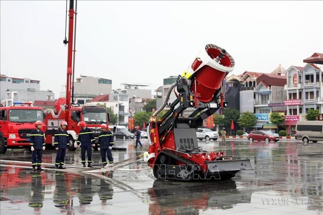 Robot chữa cháy TAF35-C của lực lượng cảnh sát PCCC & CNCH (Công an tỉnh Hải Dương) tại Hội thi nghiệp vụ chữa cháy và cứu nạn, cứu hộ của các “Tổ liên gia an toàn phòng cháy, chữa cháy”. Ảnh: Mạnh Tú - TTXVN