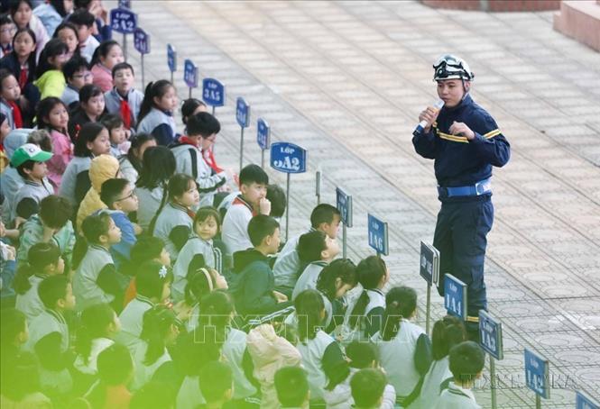 Cảnh sát PCCC tuyên truyền, hướng dẫn học sinh trường tiểu Ngọc Khánh (quận Ba Đình) nhận biết các dấu hiệu của đám cháy, nguy cơ gây tai nạn, nhận biết các tín hiệu báo động cháy và kỹ năng thoát nạn. Ảnh: Thanh Tùng - TTXVN