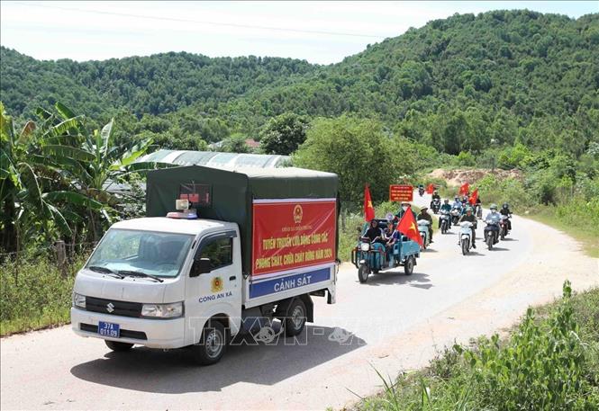 Lực lượng kiểm lâm Hạt Kiểm lâm Diễn Châu (Nghệ An) phối hợp chính quyền địa phương tổ chức tuyên truyền phòng cháy, chữa cháy rừng trên địa bàn xã Diễn Trung. Ảnh: Xuân Tiến - TTXVN