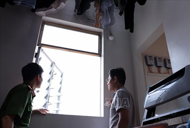 Cửa thoát hiểm trên tầng 5 của một khu nhà trọ tại Quận Cầu Giấy (Hà Nội) để phòng chống cháy nổ. Ảnh: Tuấn Anh - TTXVN