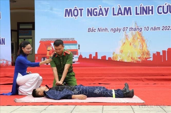 Chương trình trải nghiệm “Một ngày làm lính cứu hoả” cho gần 1.300 học sinh trường THCS Tiền An (thành phố Bắc Ninh). Ảnh: Thái Hùng- TTXVN