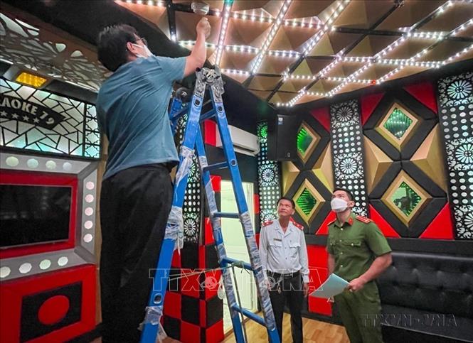 Lực lượng chức năng thành phố Cần Thơ kiểm tra hệ thống phòng cháy, chữa cháy tại một quán karaoke trên địa bàn quận Ninh Kiều. Ảnh: TTXVN phát