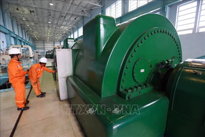 Công nhân kiểm tra tại khu gian máy. Ảnh: Huy Hùng - TTXVN
