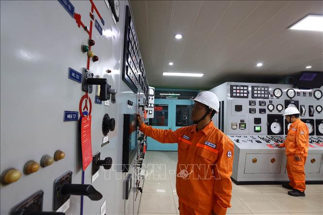 Công nhân vận hành tại phòng điều khiển trung tâm của Nhà máy Nhiệt điện Thủ Đức. Ảnh: Huy Hùng - TTXVN