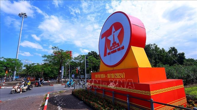 Các tấm pano lớn được đặt tại các ngã tư. Ảnh: Tuấn Anh - TTXVN