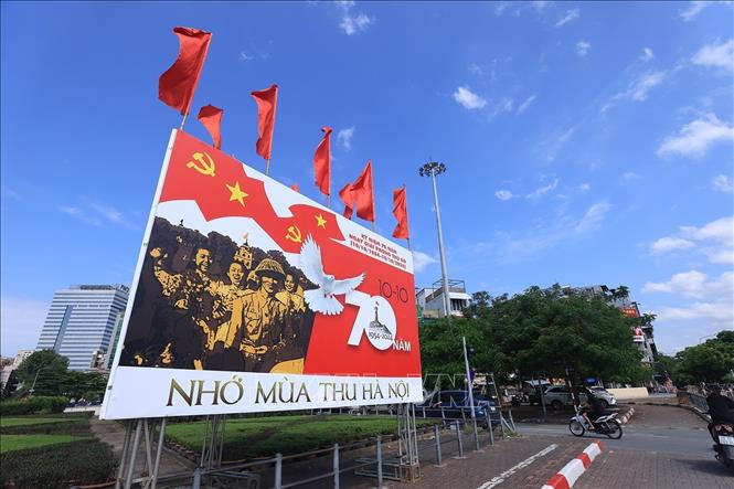 Một tấm pano được đặt ngã tại ngã tư Giải Phóng  - Đại Cồ Việt. Ảnh: Tuấn Anh - TTXVN