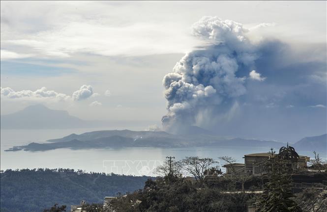 (Tư liệu) Núi lửa Taal ở gần vùng thủ đô Manila, Philippines phun trào ngày 13/1/2020. Ảnh: Kyodo/TTXVN