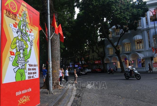 Các tấm pano, cờ hoa tại ngã tư Hàng Khay - Bà Triệu. Ảnh: Tuấn Anh - TTXVN