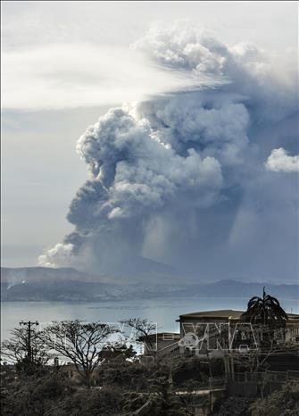 (Tư liệu) Núi lửa Taal ở gần vùng thủ đô Manila, Philippines phun trào ngày 13/1/2020. Ảnh: Kyodo/TTXVN