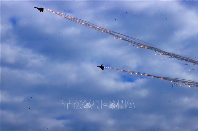 Máy bay Su-30MK2 của Sư đoàn không quân 371 nhả đạn nhiễu bẫy tên lửa trên bầu trời. Ảnh: An Đăng - TTXVN