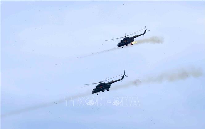 Trực thăng Mi-17 hướng thẳng đến mục tiêu, phóng toàn bộ số lượng rocket mang theo trùm lên vị trí hỏa lực của đối phương. Ảnh: An Đăng - TTXVN